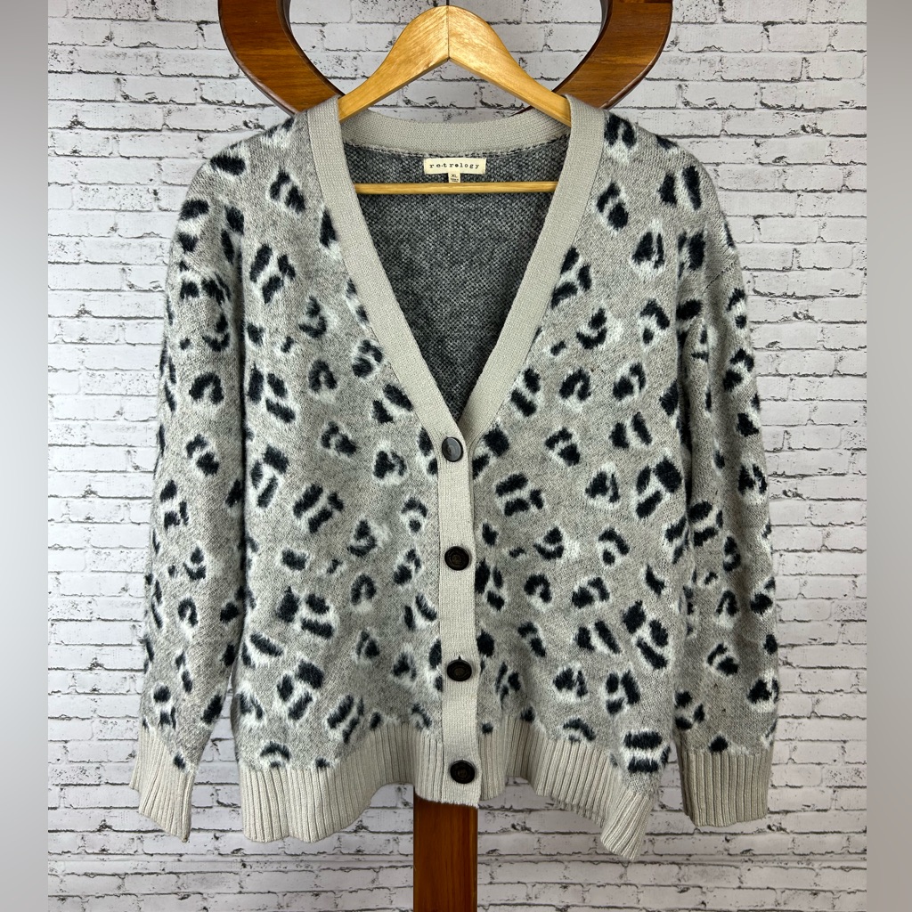 Retrology Women's Classic Gray Fuzzy Animal Leopard Print Cardigan Size Xl